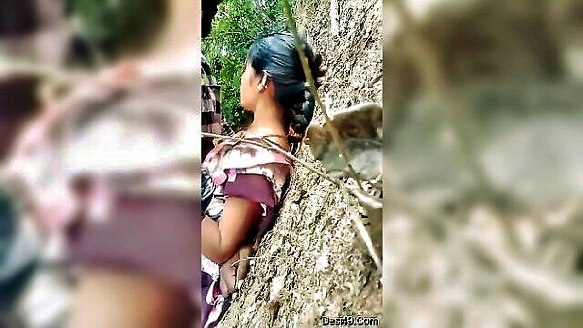 Desi Mom Caught Cheating With Toy Boy In Public Park